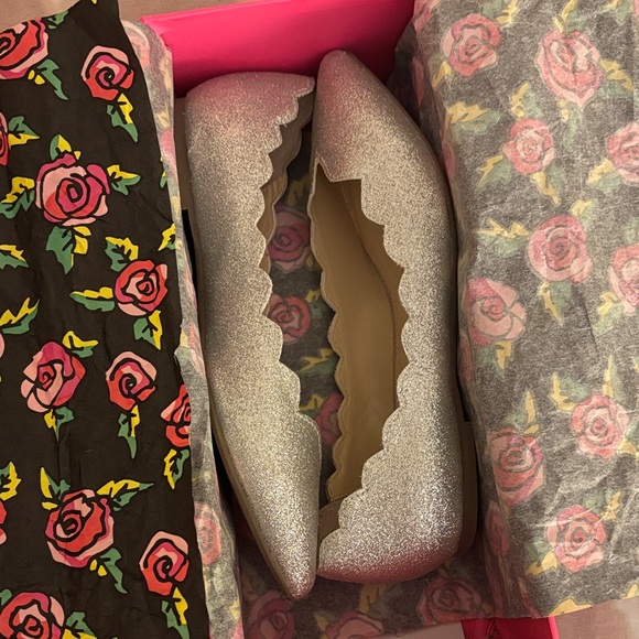 Betsey Johnson Shoes - Betsey Johnson Crosbey silver glitter flats | Scalloped Edge | size 7.5 |